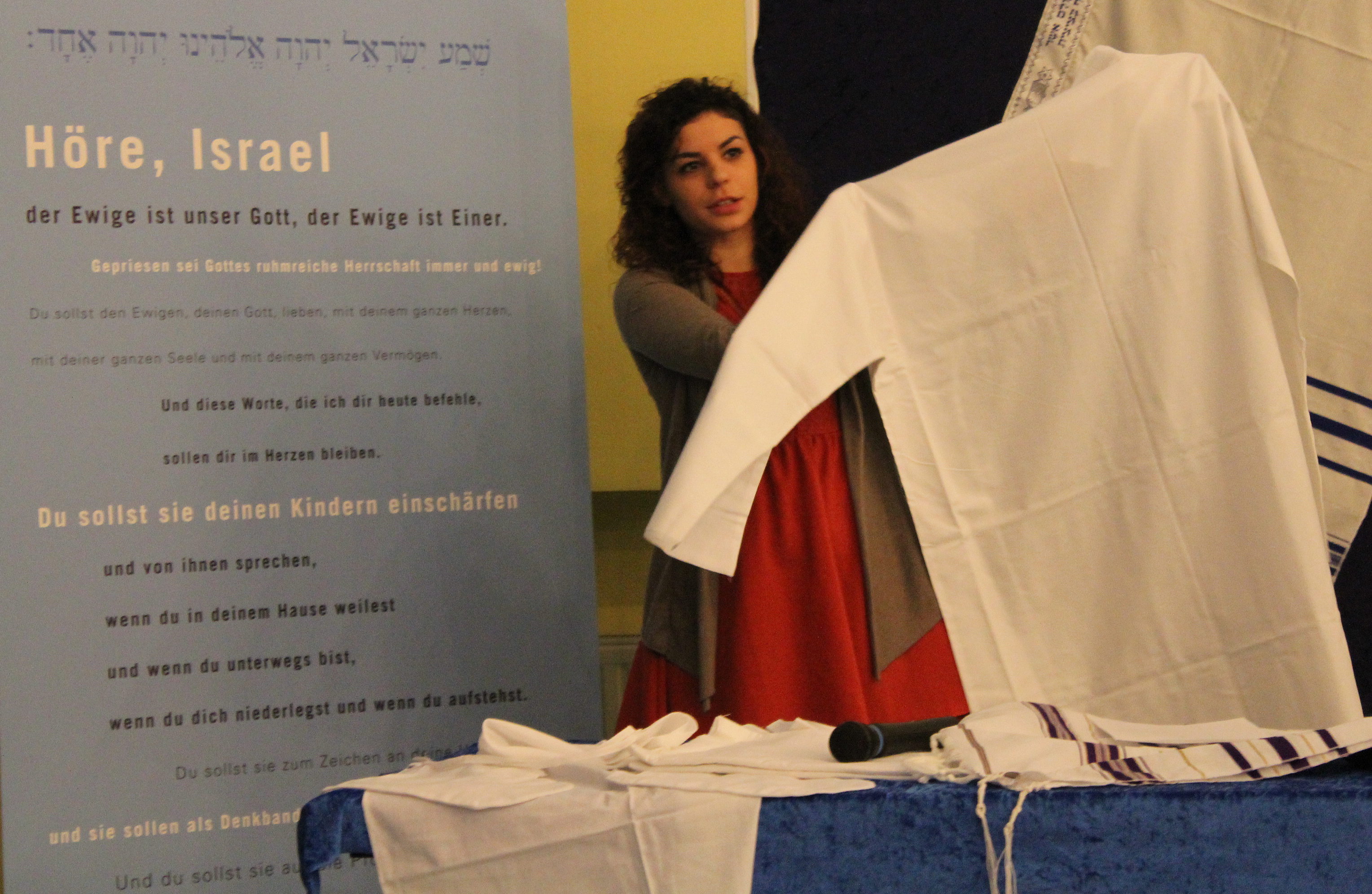 Judit Marach führt das Totenhemd vor, in dem Jüdinnen und Juden bestattet werden.
