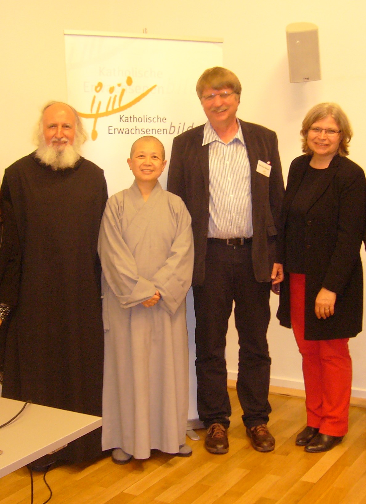 Lesung mit Pater Anselm Grün (l.) und der buddhistischen Nonne Shih Chao-hwei (2.v.l.)
