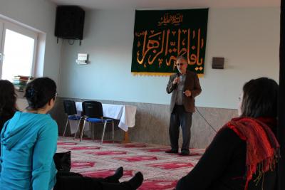Dr. Djavad Mohagheghi zeigt Besucherinnen die Ehlibeyt Moschee. Foto: HdR / Annedore Beelte-Altwig