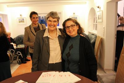 Barbara Hennings (l.) und Gita Maher bei der Eröffnung des Bahai-Zentrums in Bothfeld. Foto: HdR / Annedore Beelte-Altwig