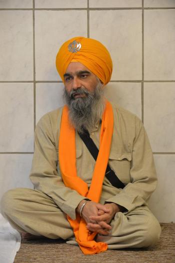 Hari Singh Khalsa trägt die fünf Ks: das ungeschnittene Haar (Kesh) unter dem Turban, den Holzkamm (Kanga), den ungeschorenen Bart, den Armreif (Kara) aus Eisen, den Dolch an der Seite (Kirpan) und die Unterhose (Kachehra) unter der traditionellen Kleidung. Foto: Jens Schulze